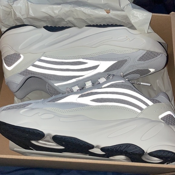 COPY - Selling a used pair of yeezy 700V2 static - Picture 3 of 9